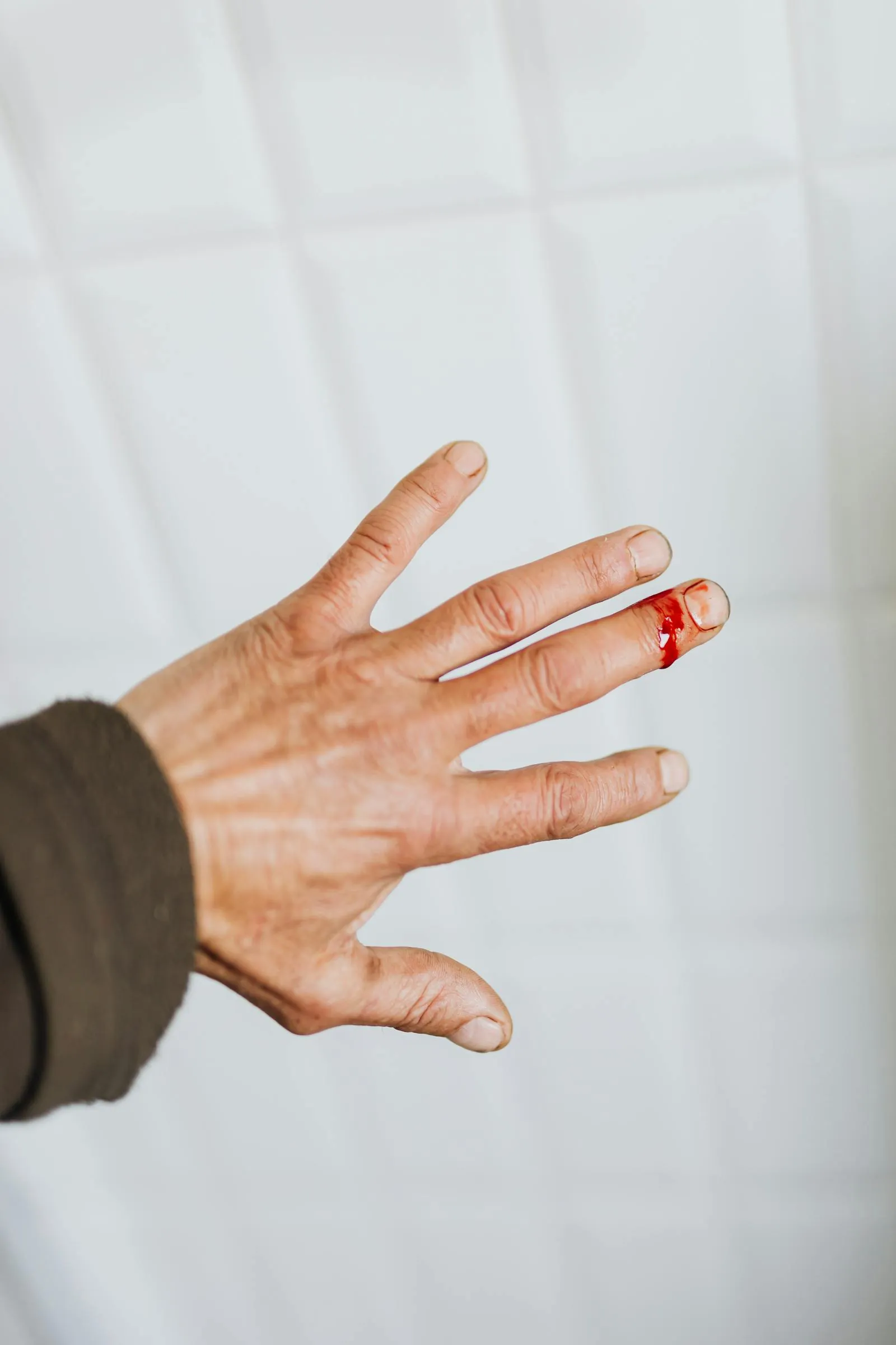 Unsortierte Schublade mit verschiedenen Gegenständen