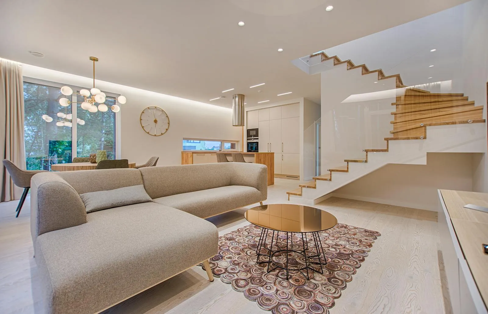 Modernes graues Schlafsofa in einer kleinen, hellen Wohnung
