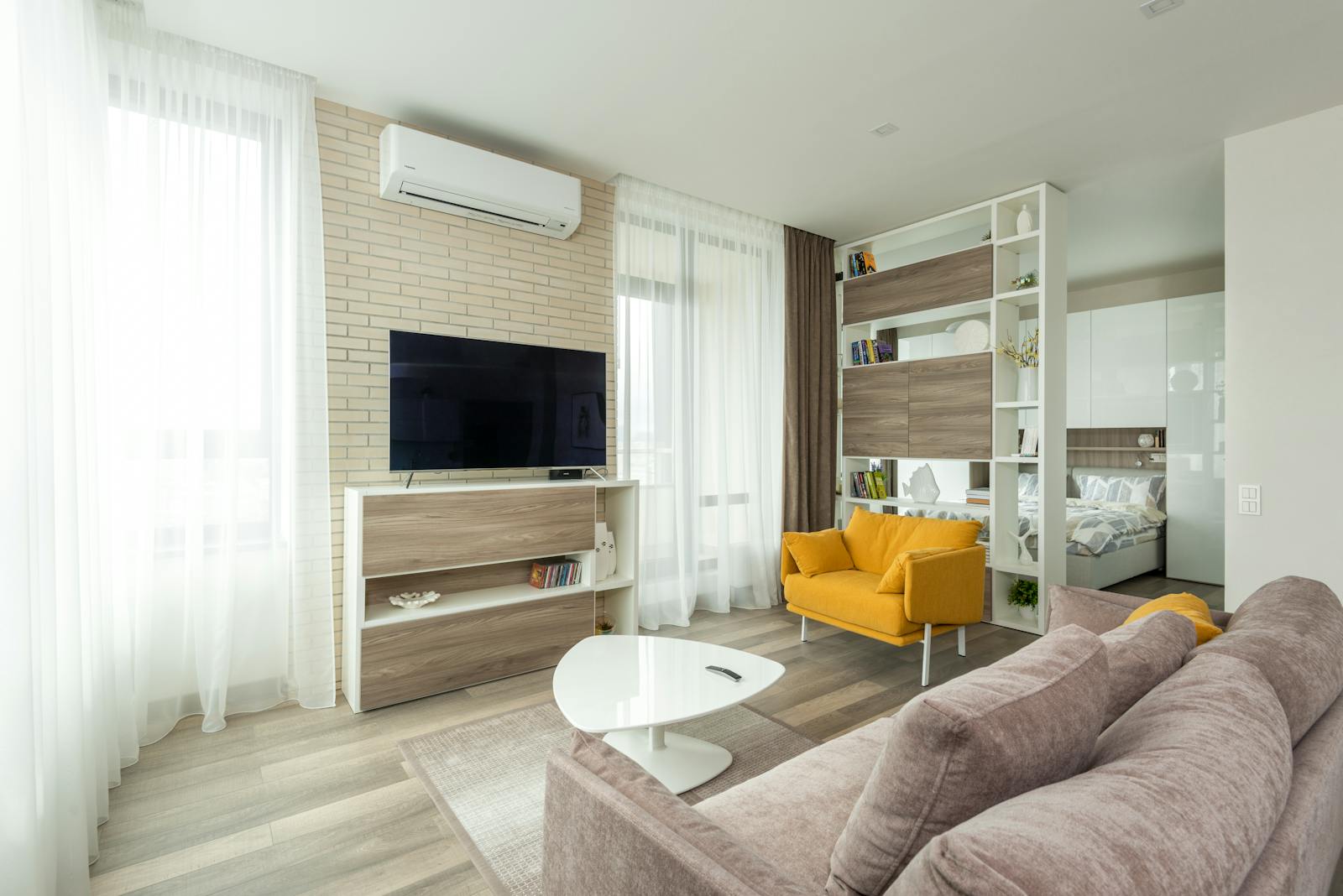Modernes Studio-Apartment mit Bett, Küche und Wohnbereich