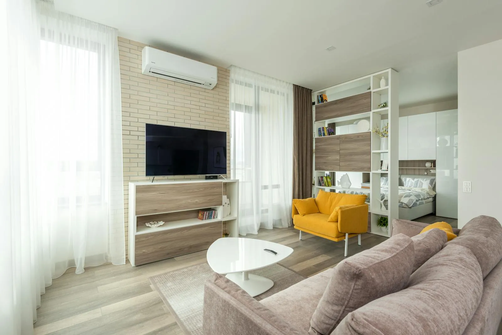 Modernes Studio-Apartment mit Bett, Küche und Wohnbereich