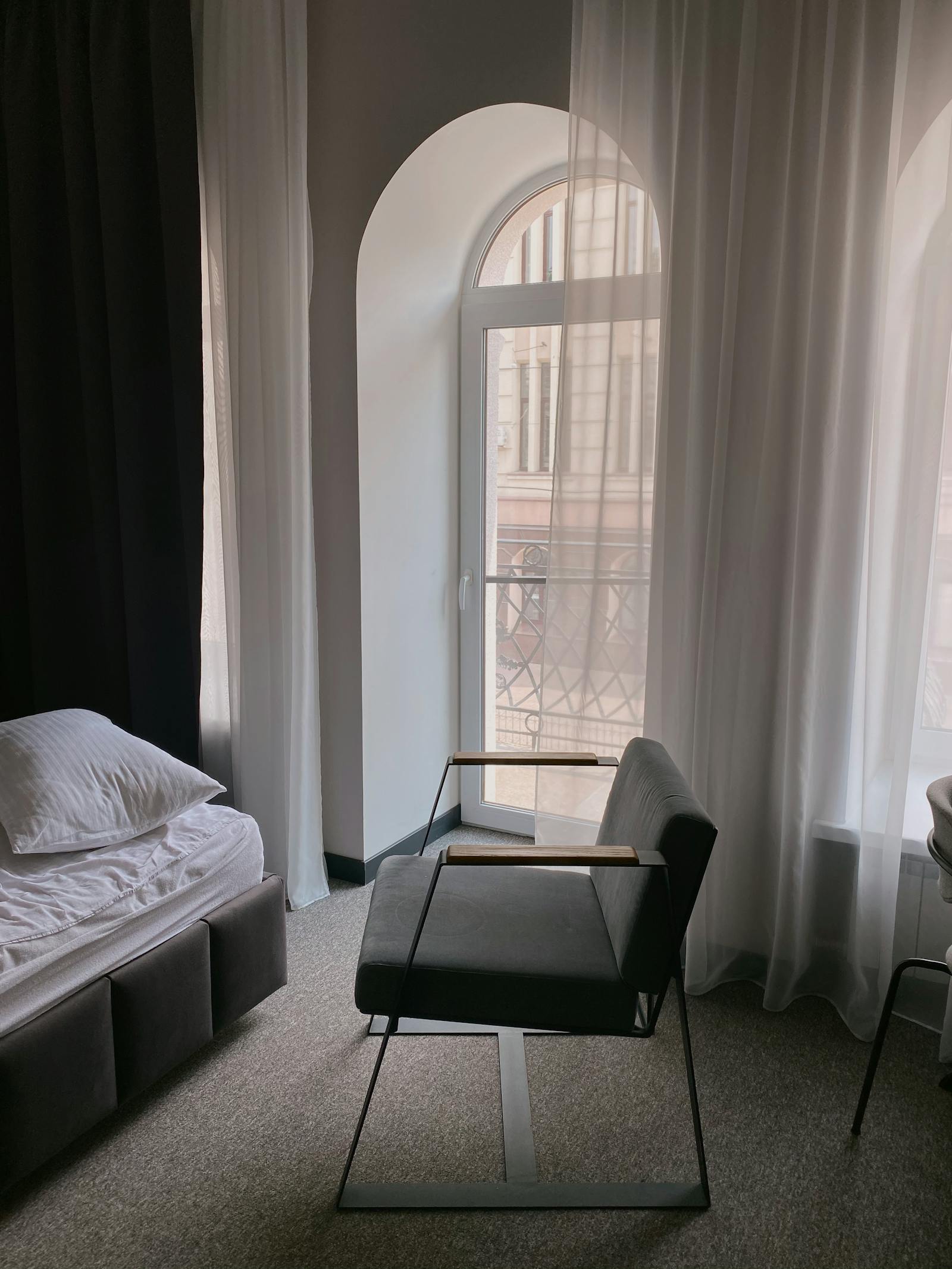 Minimalistisches Schlafzimmer mit niedrigem Bett