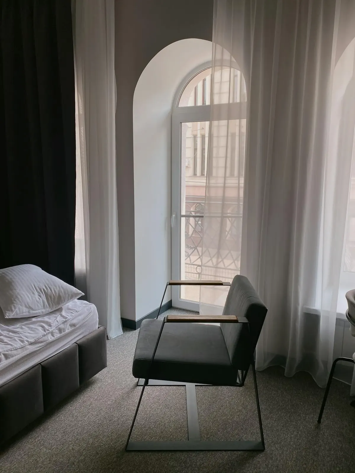 Minimalistisches Schlafzimmer mit niedrigem Bett