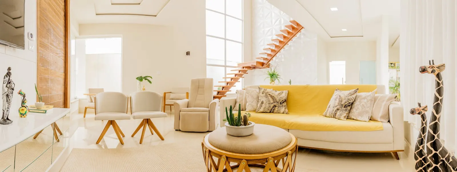 Gemütliches Wohnzimmer mit warmen Naturmaterialien und einfachem Sofa