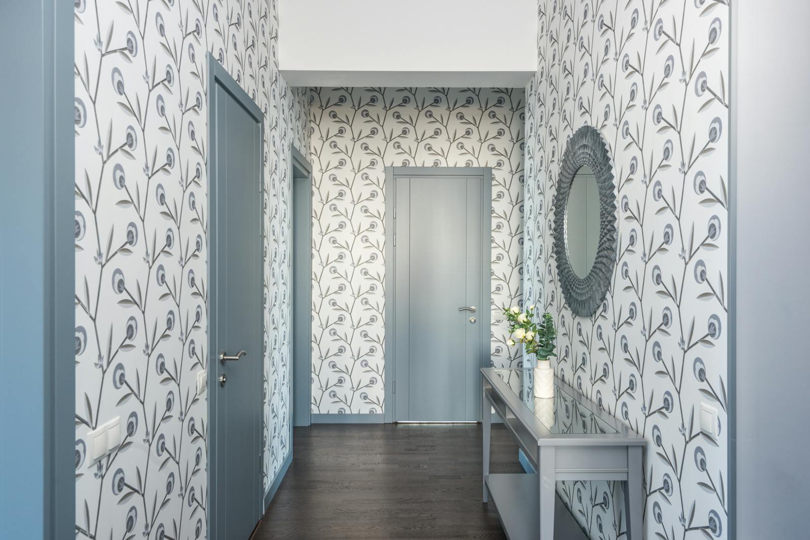 Kleiner Flur mit Konsolentisch, Spiegel und Garderobe