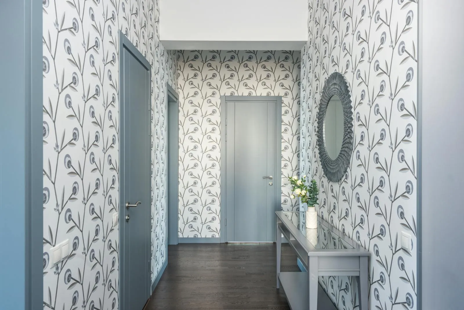 Kleiner Flur mit Konsolentisch, Spiegel und Garderobe