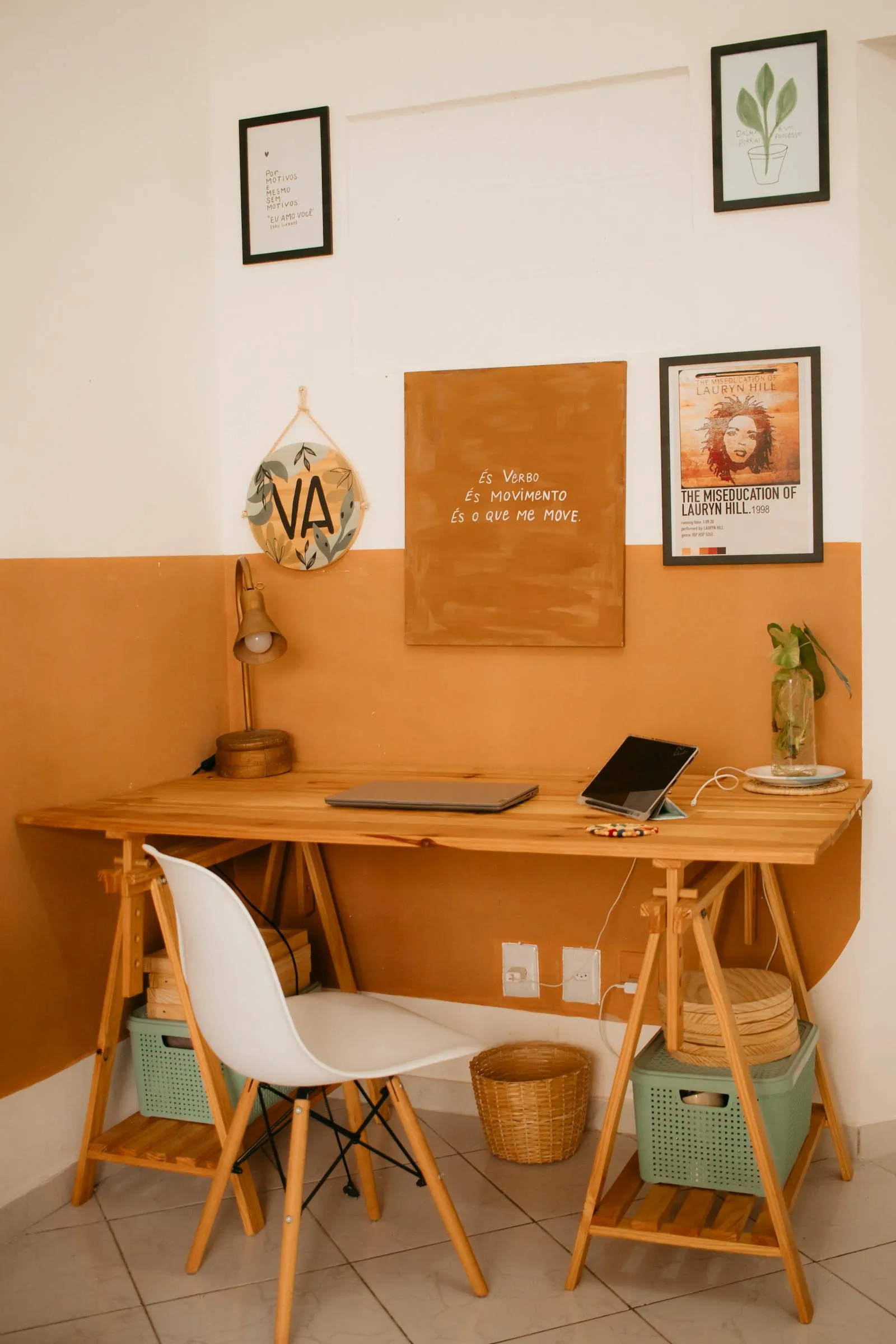 Kleiner Homeoffice-Arbeitsplatz mit Holzschreibtisch am Fenster
