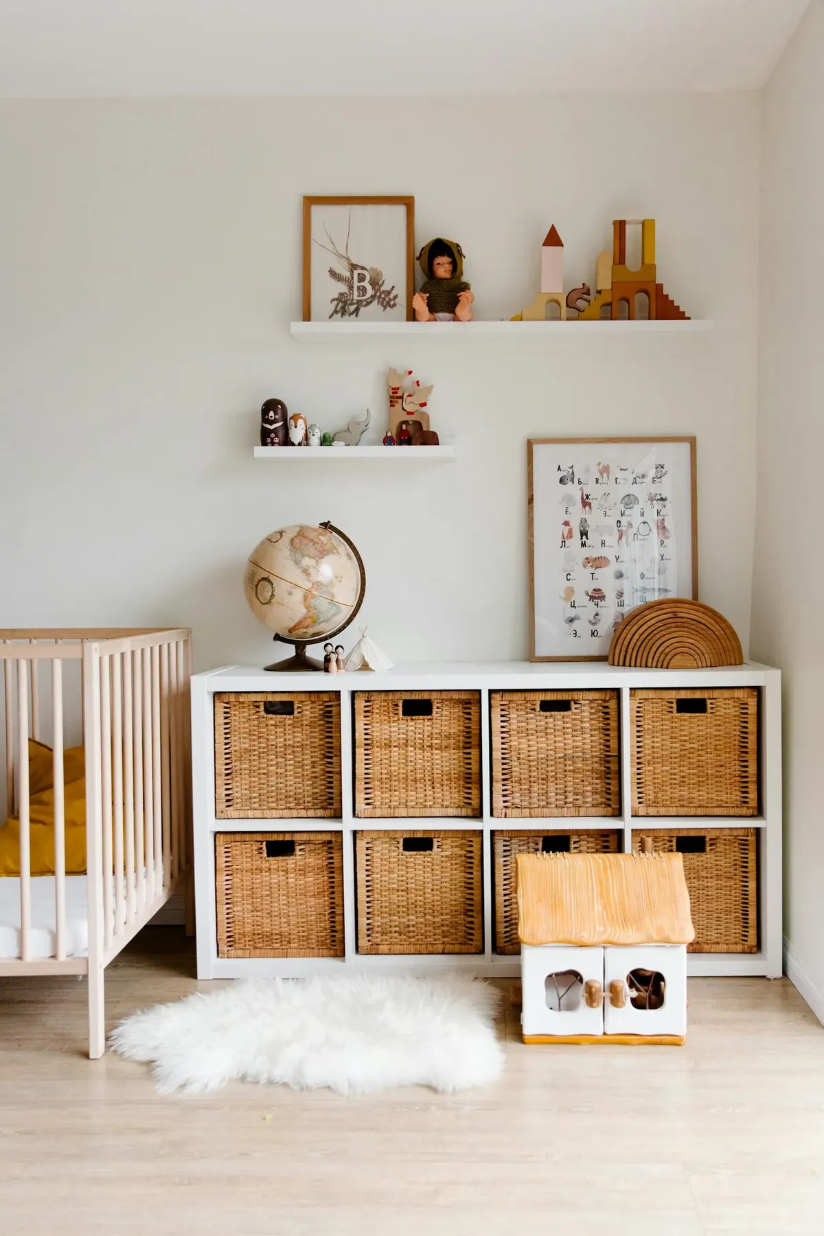 Kleines Kinderzimmer mit Holzmöbeln und Stauraum