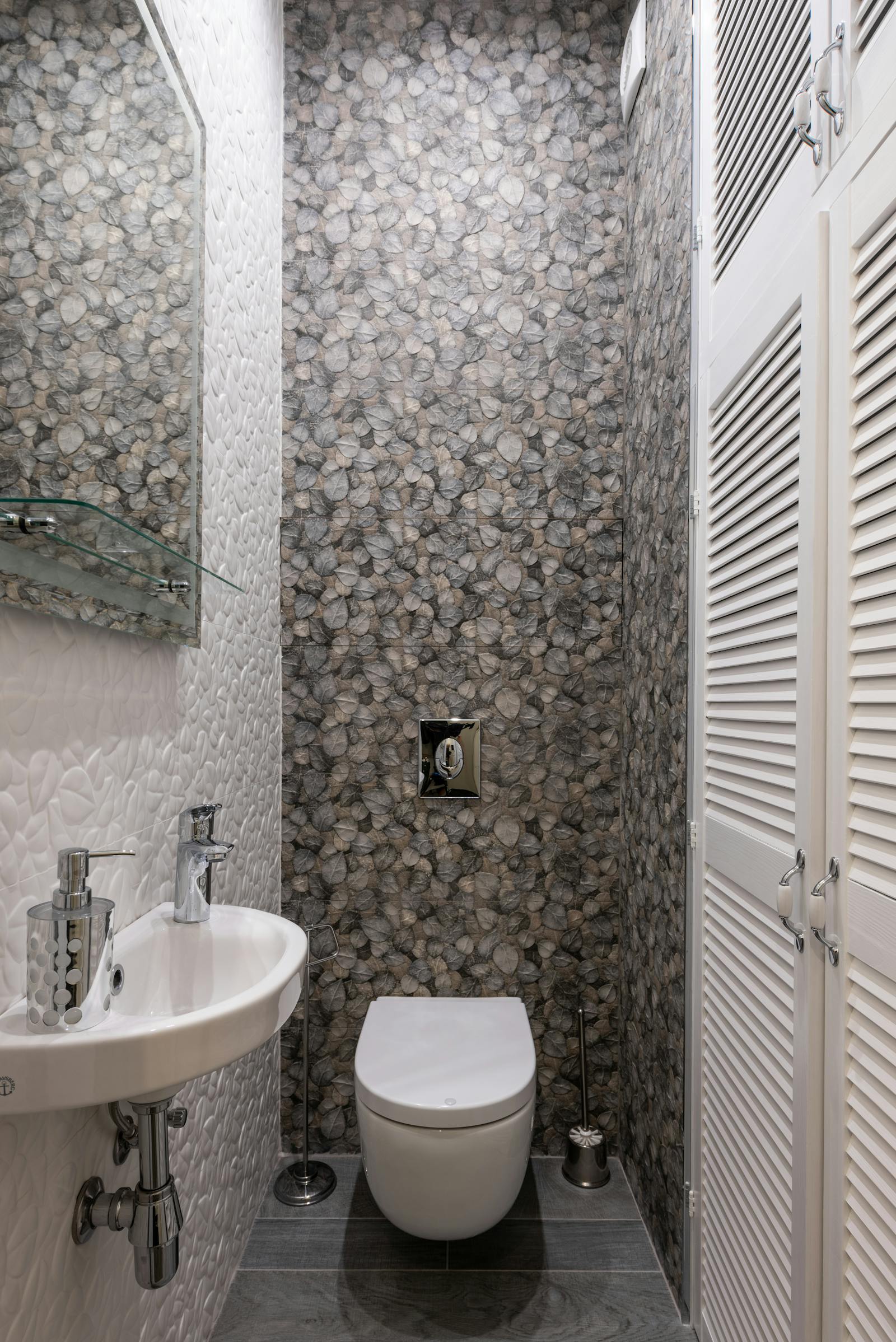 Kleines, modernes Bad mit kompaktem Waschbecken und WC