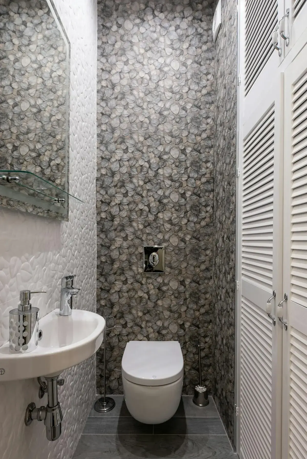 Kleines, modernes Bad mit kompaktem Waschbecken und WC