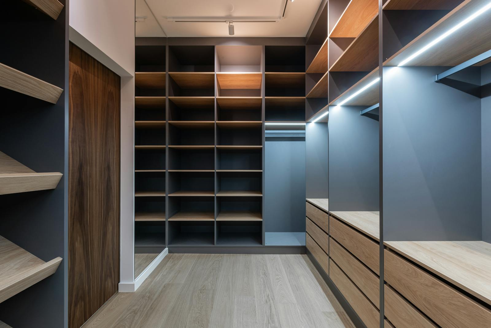 Aufgeräumter Schrank mit sortierten Boxen und Regalen