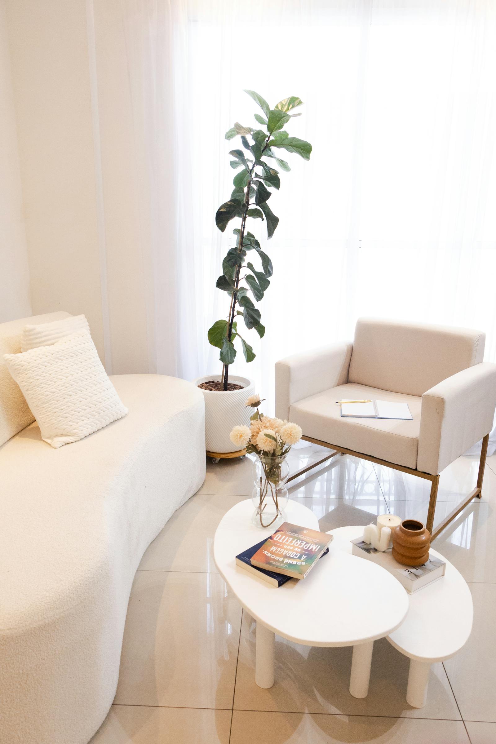 Modernes minimalistisches Wohnzimmer für ein Paar