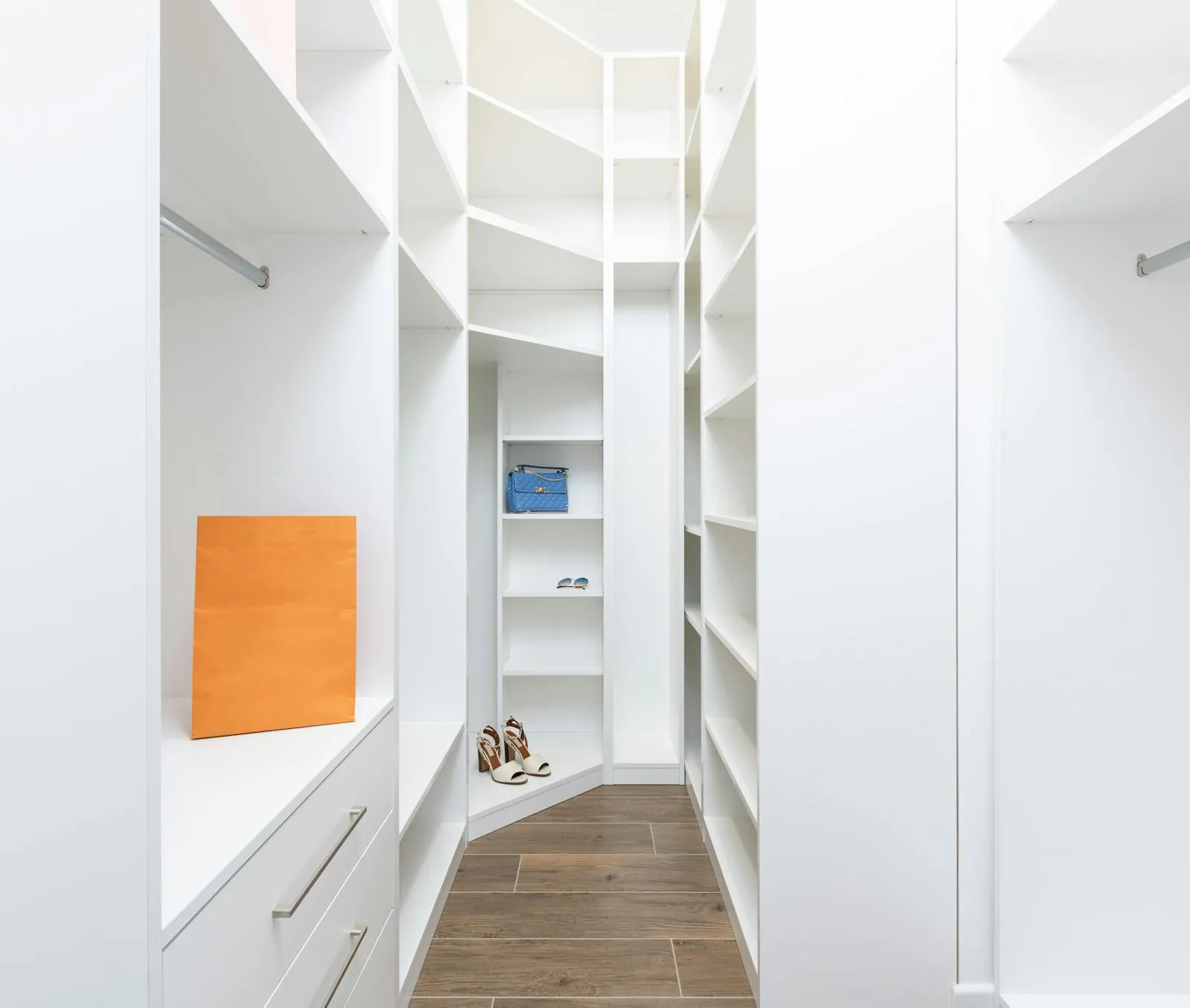 Weißer Kleiderschrank mit Regalen und Boxen für Stauraum