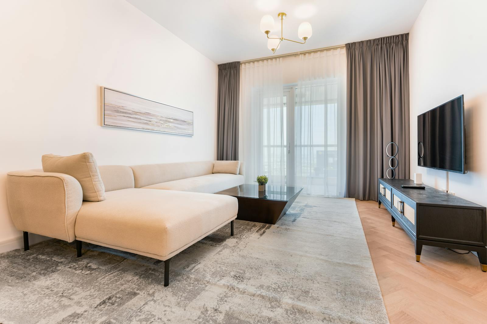 Helle, klein eingerichtete Wohnung mit Sofa und Couchtisch