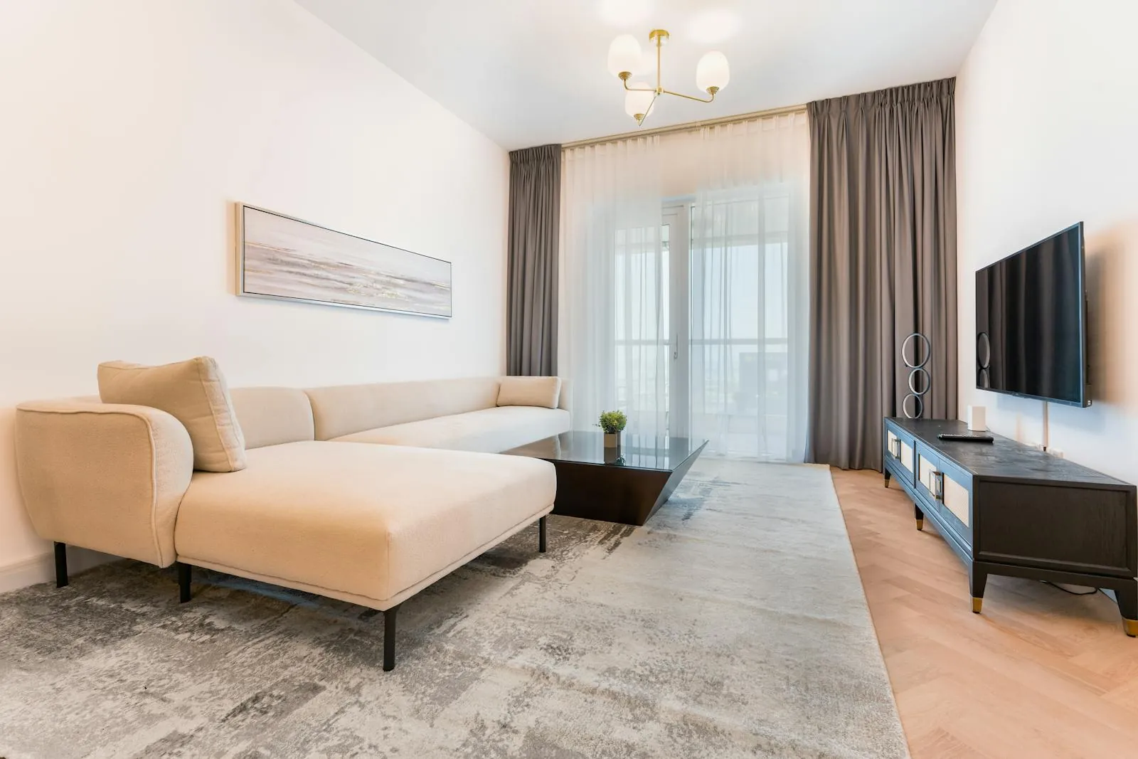 Helle, klein eingerichtete Wohnung mit Sofa und Couchtisch