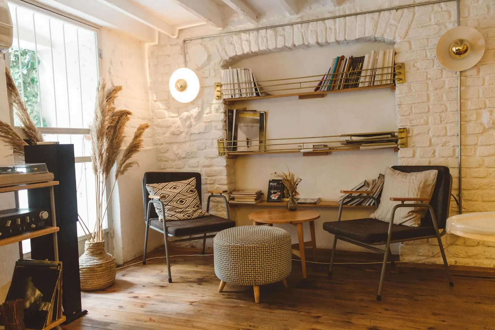 Sehr kleines Studio mit Bett, Küchenzeile und Fenster