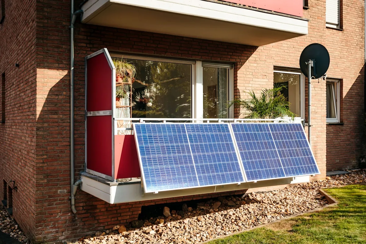 Solarmodule am Balkongeländer einer Mietwohnung
