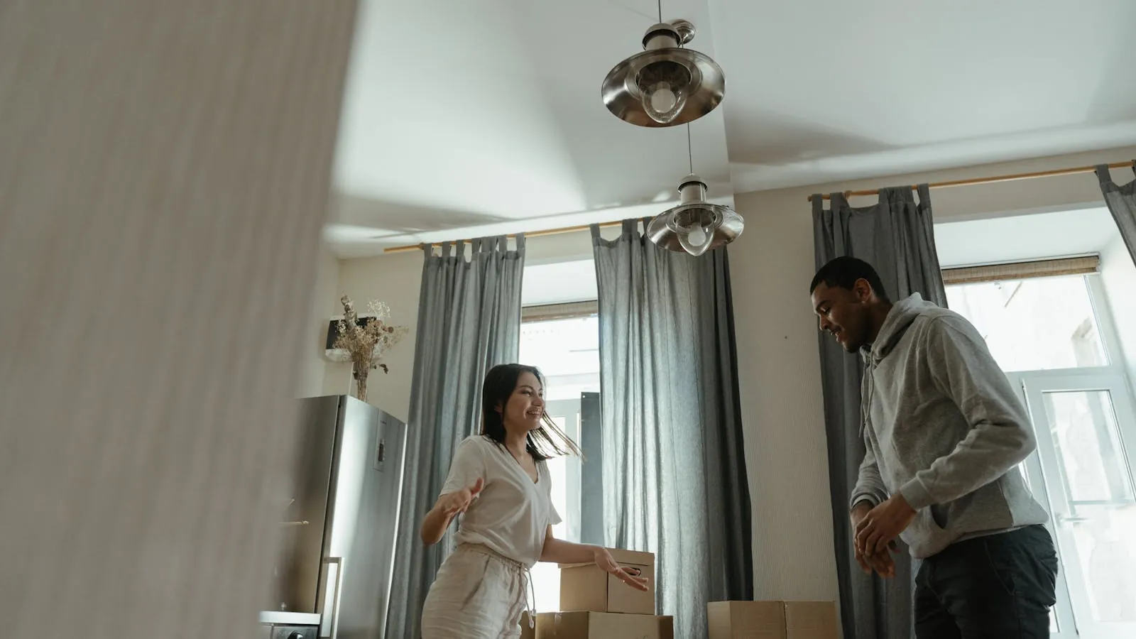 Pärchen in einer kleinen Wohnung