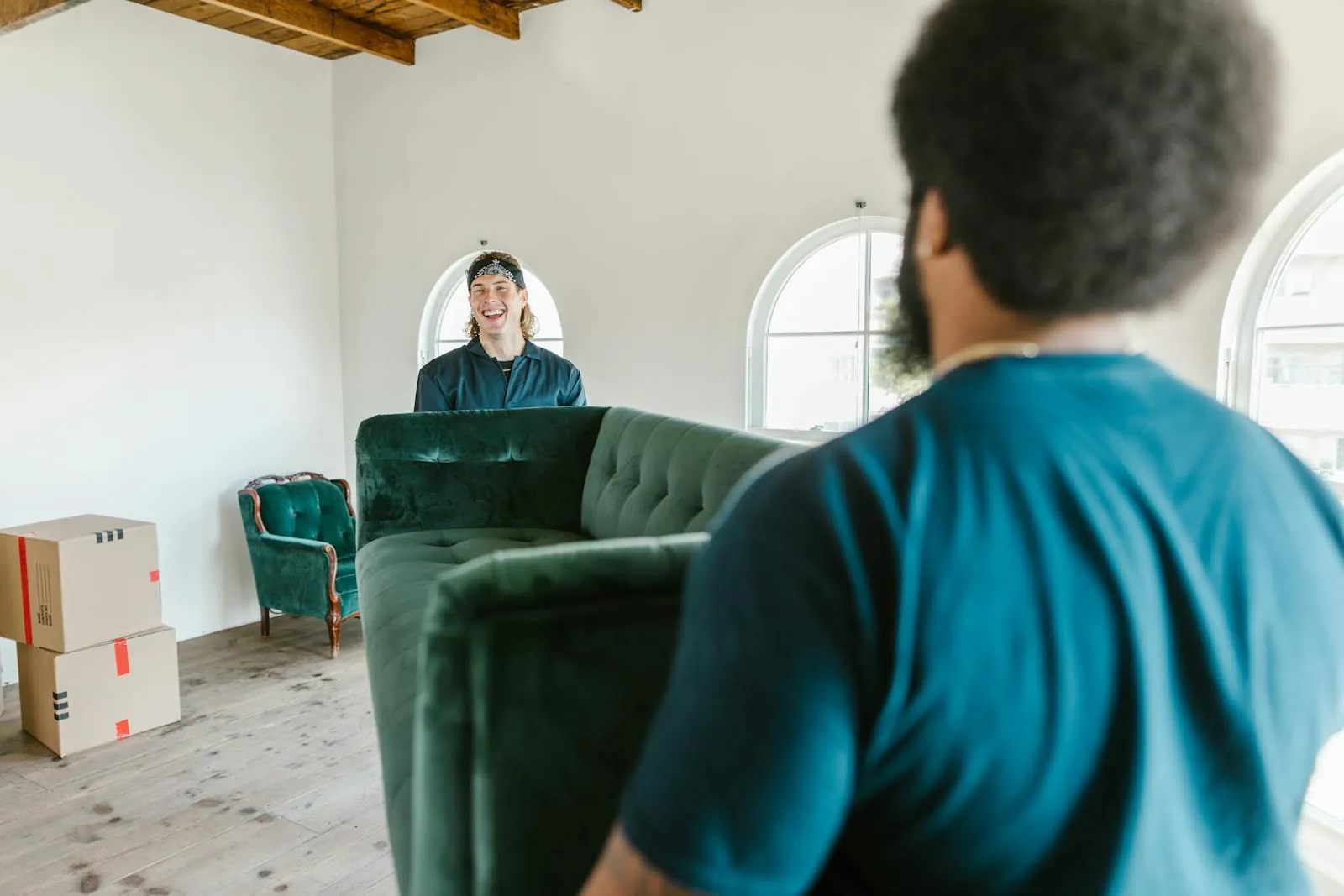 Großes Sofa wird in eine kleine Wohnung getragen